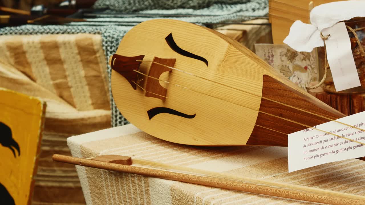 近距离拍摄中世纪木制琵琶和其他乐器在一个活动期间的桌子上视频素材
