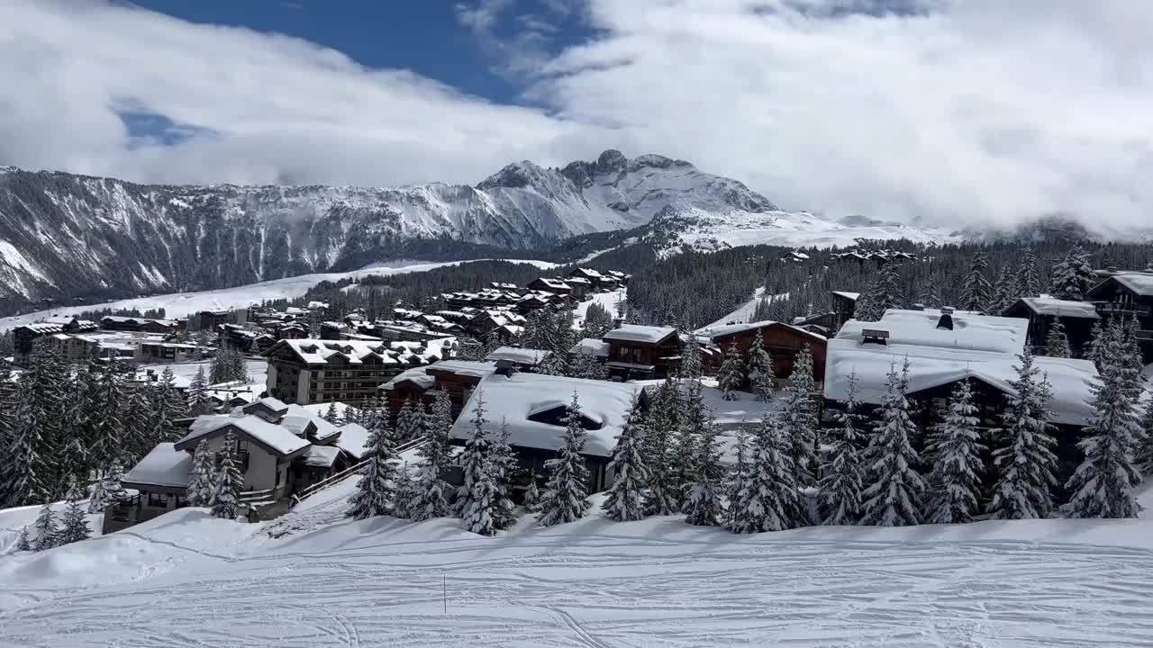 在法国阿尔卑斯山脉的Courchevel滑雪胜地，冬天的小木屋被雪覆盖视频素材