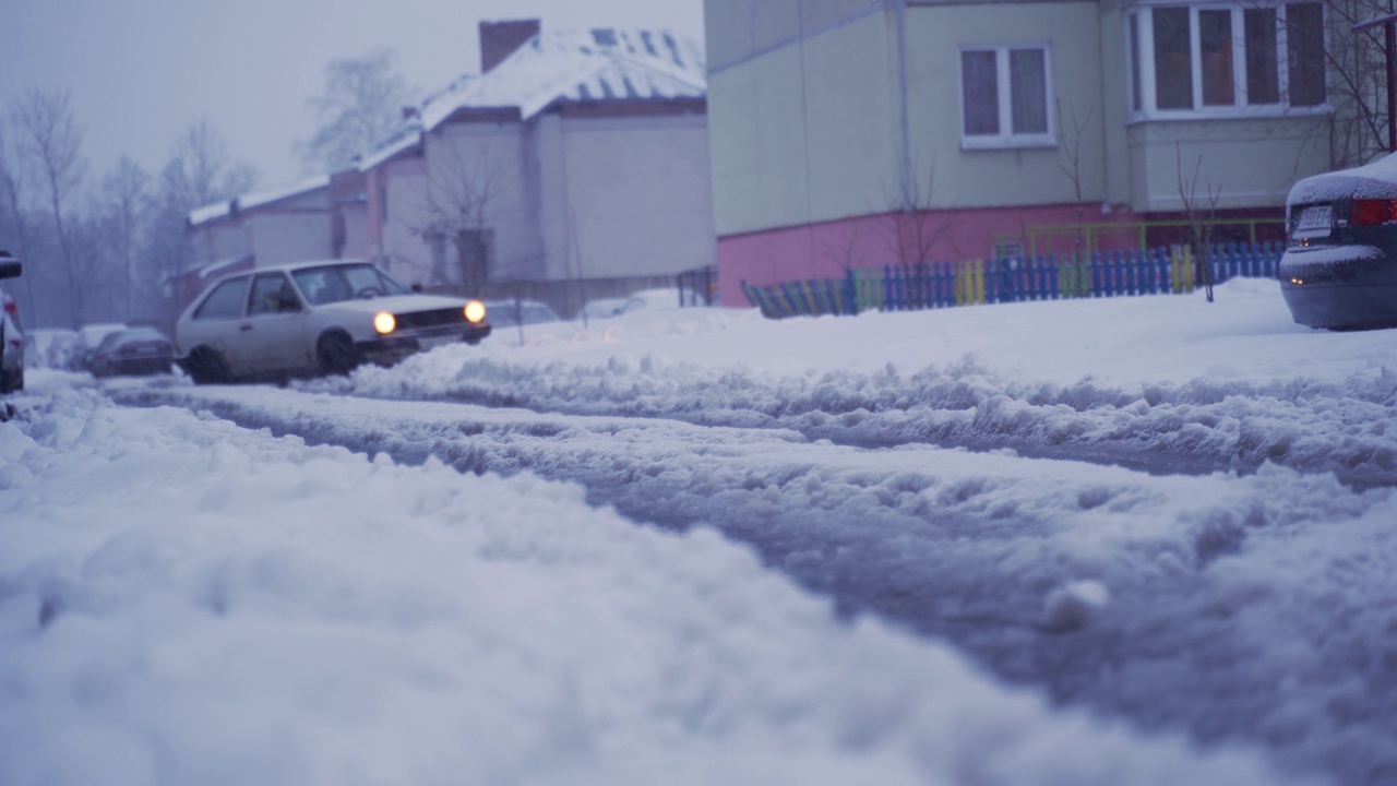 汽车在雪地里在路上打滑视频素材