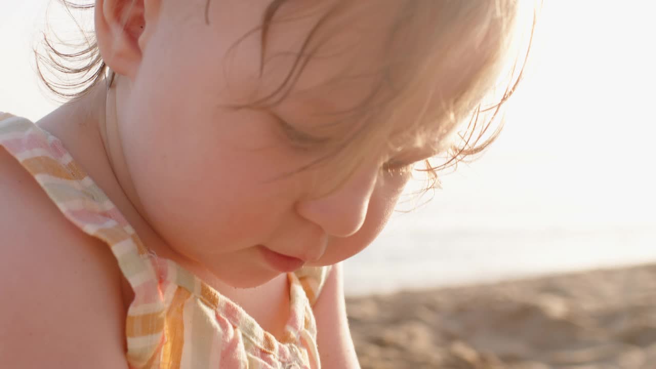 可爱的小女孩在海边享受夏日日落的海滩假期视频素材