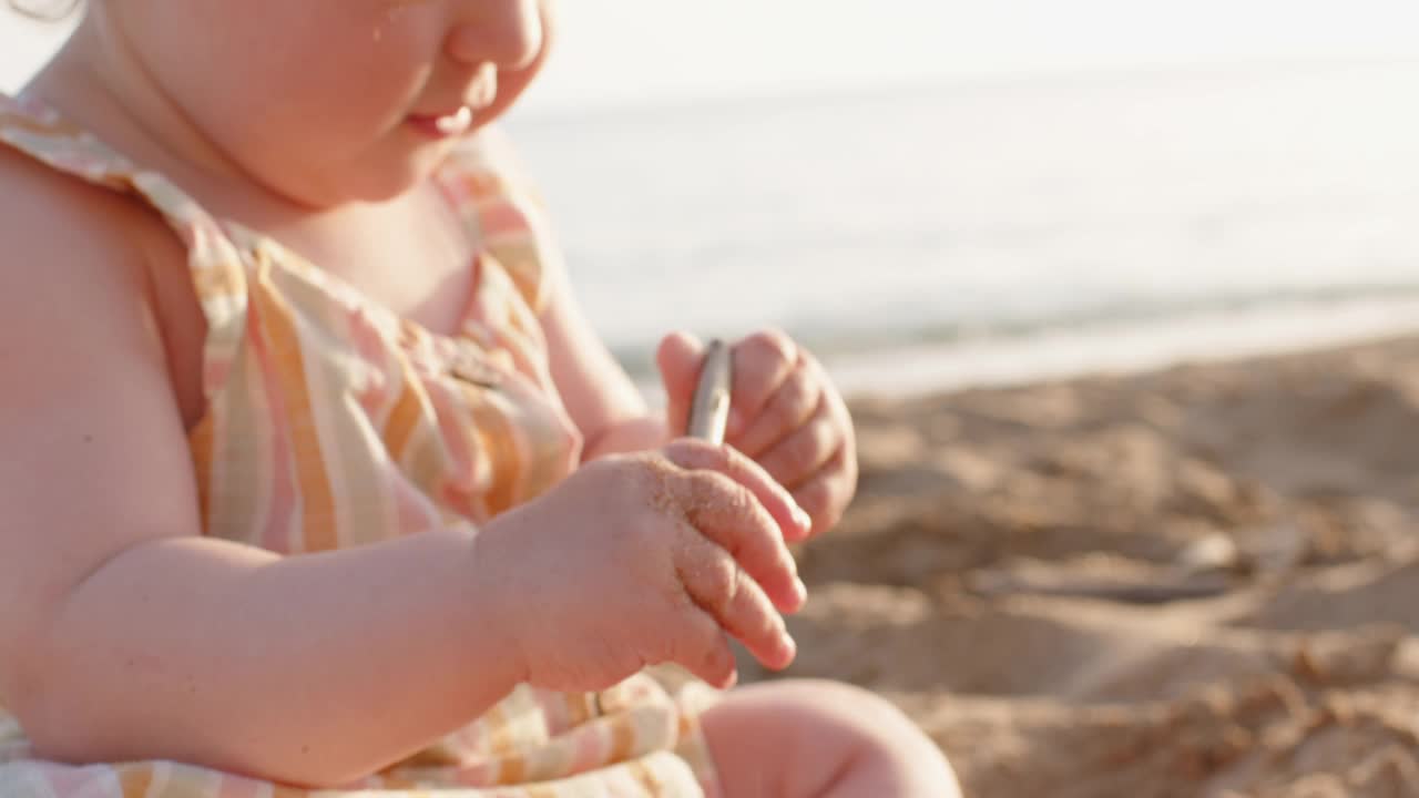 可爱的小女孩在海边享受夏日日落的海滩假期视频素材