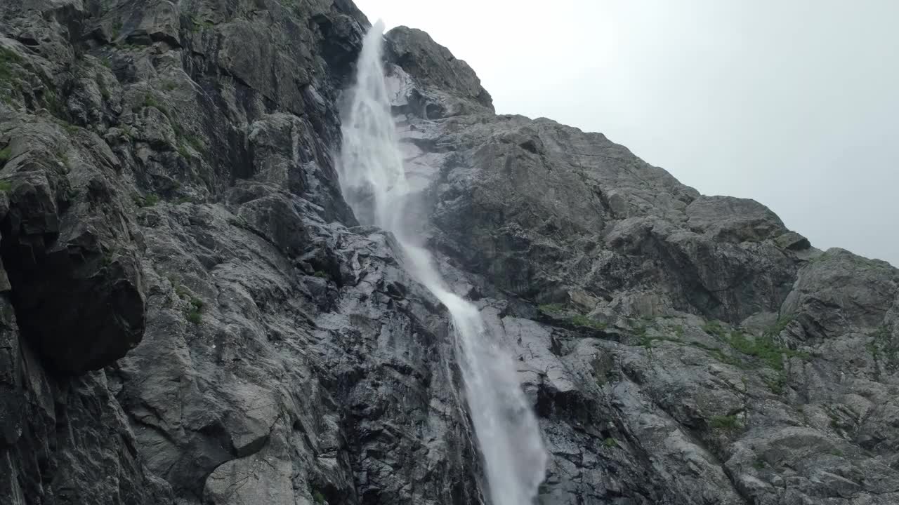 风景优美，山间瀑布快速流淌。高加索山脉视频素材