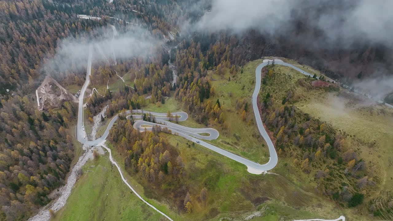 秋天，通过白云石蜿蜒道路的鸟瞰图视频素材