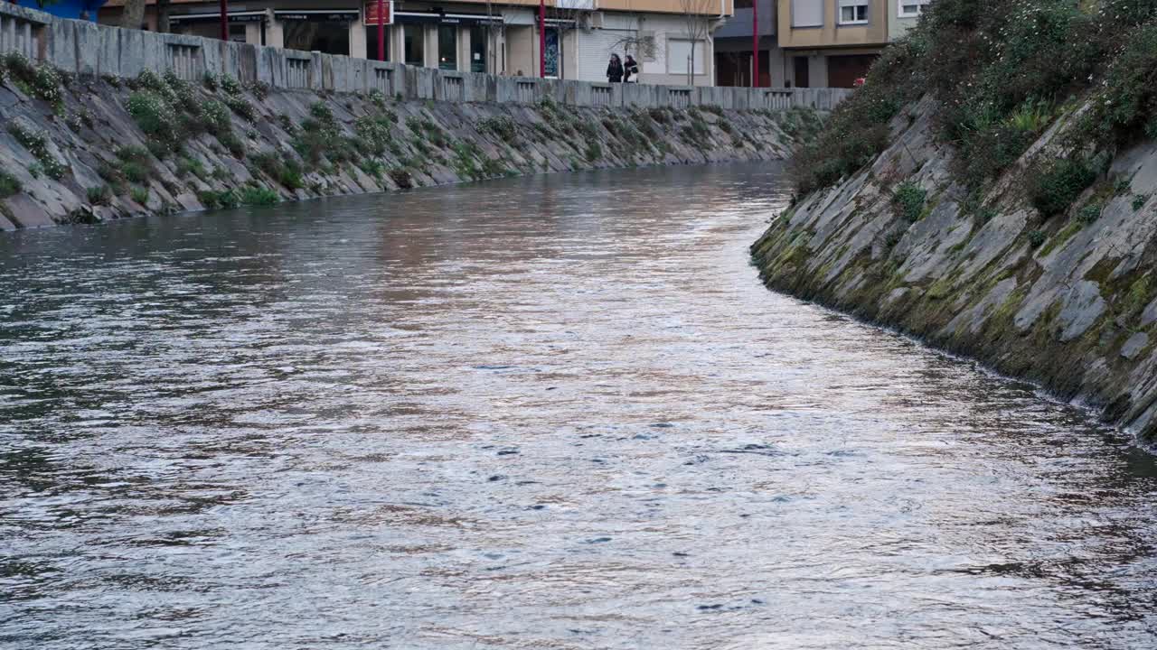 河流在城市中缓缓流淌视频下载