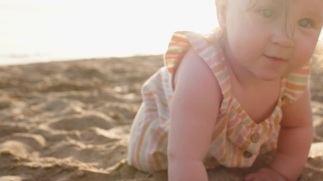 可爱的小女孩在海边享受夏日日落的海滩假期视频素材