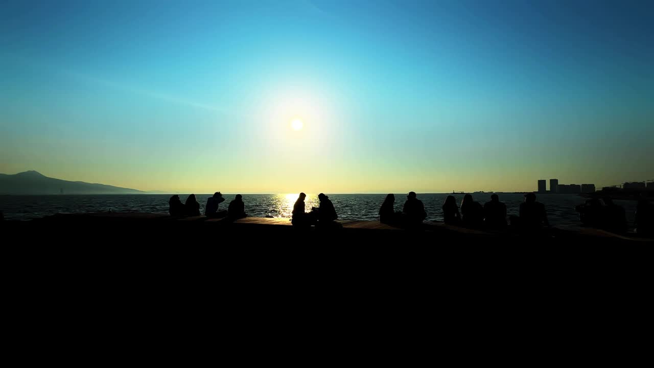 人物剪影与浪漫的日落视频素材