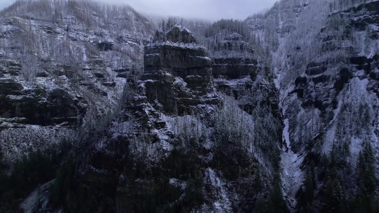 高崖面与雪视频素材