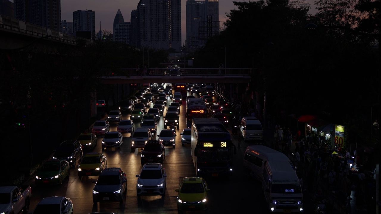 泰国曼谷黄昏时的道路交通视频素材