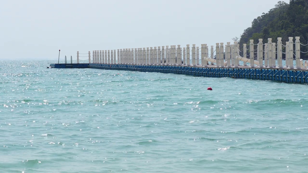 浮船坞特写，塑料船坞在美丽的大海在Koh Ngam Trat，泰国。清澈的海水在美丽的海滩上海浪。视频素材