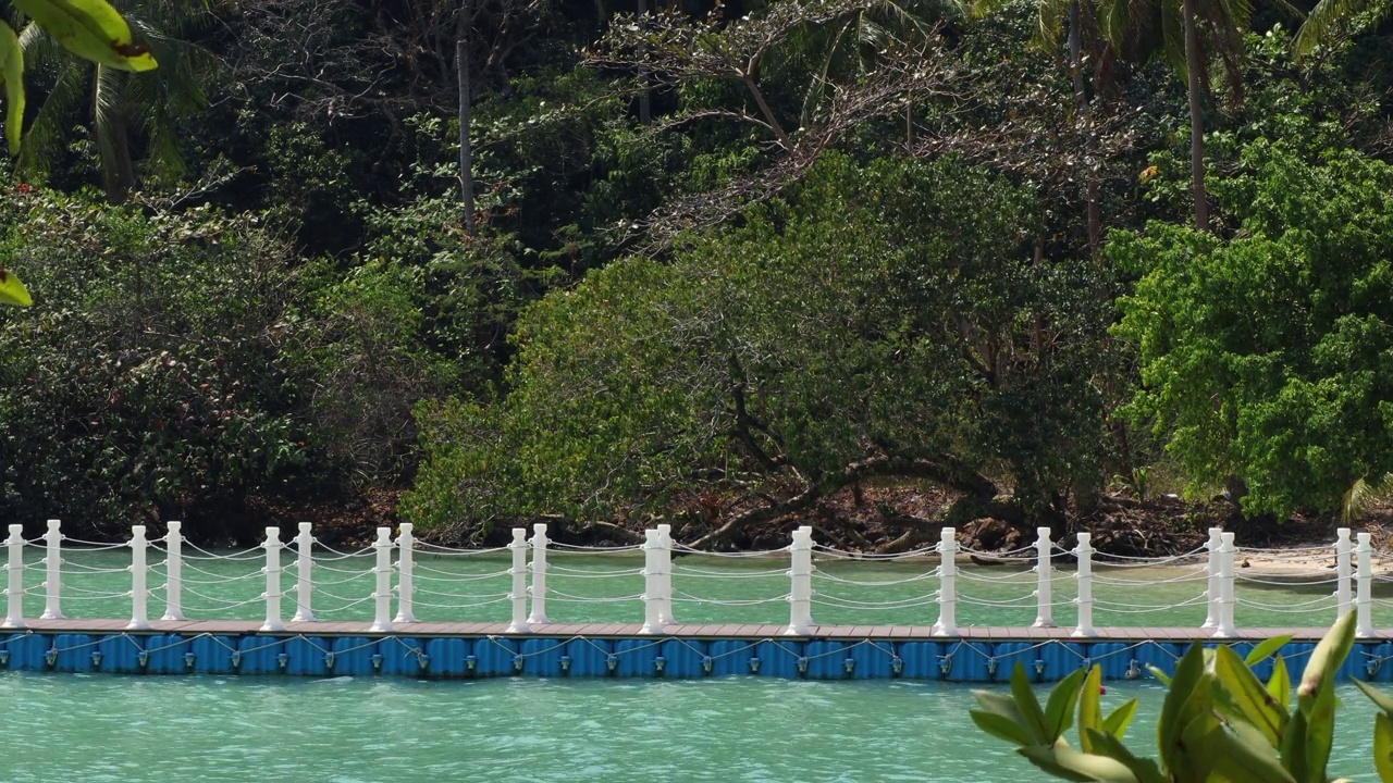 浮船坞特写，塑料船坞在美丽的大海在Koh Ngam Trat，泰国。清澈的海水在美丽的海滩上海浪。视频素材