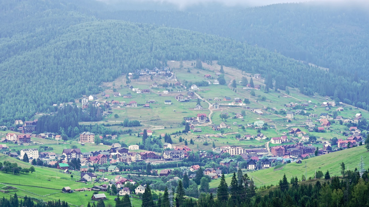 乌克兰喀尔巴阡山脉Bukovel村的俯视图。滑雪胜地景观。在胡索尔人的山地上的一个小定居点。视频素材