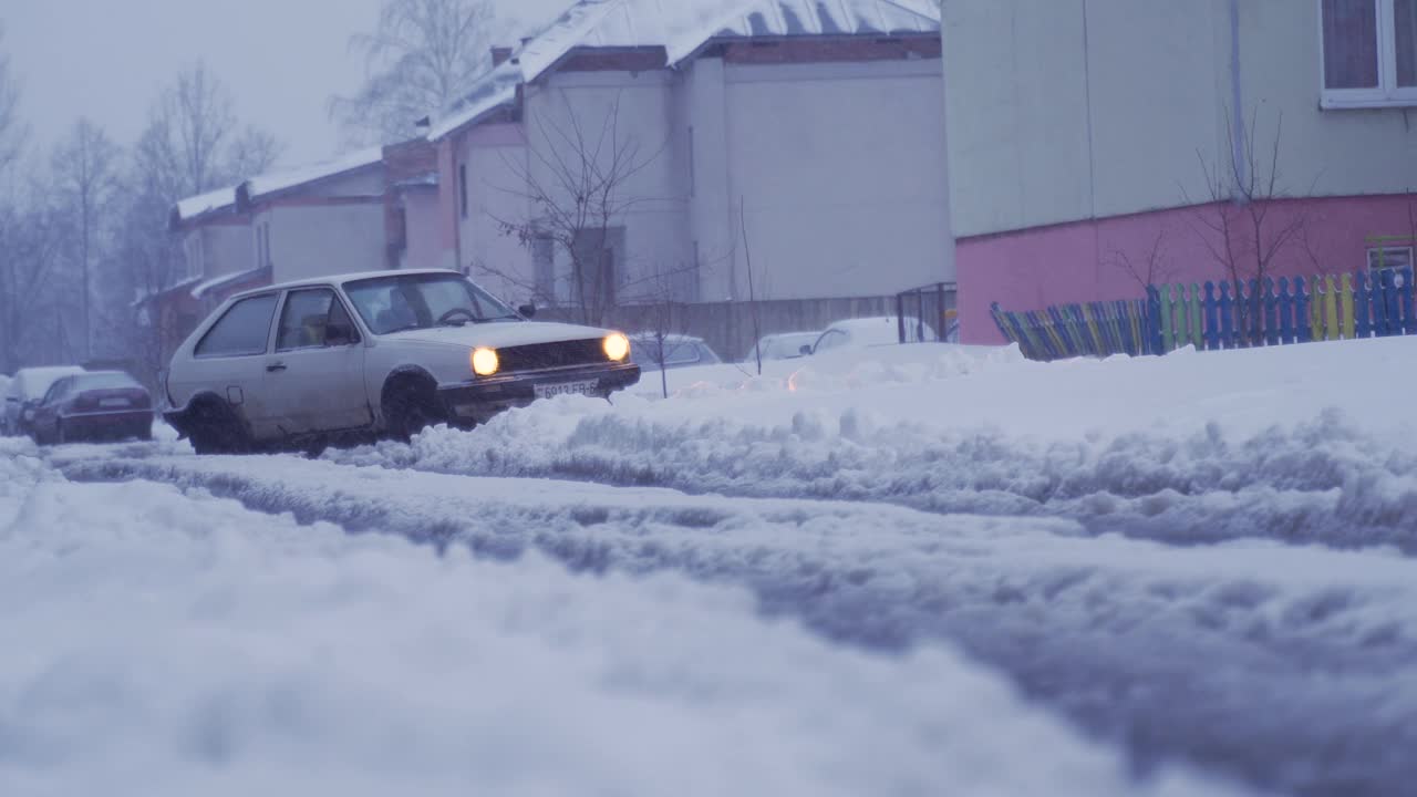 汽车在雪地里在路上打滑视频素材