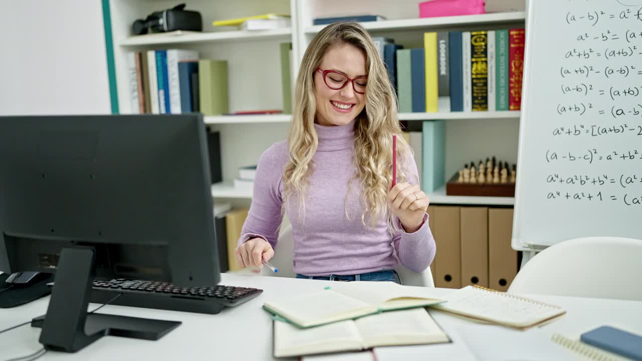 年轻的金发女学生在教室里用笔当鼓手视频素材