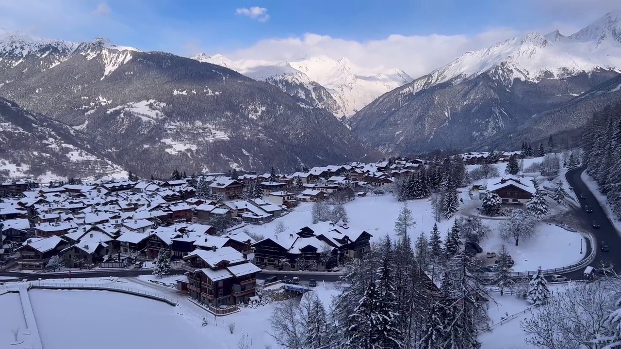 冬季通过滑雪缆车俯瞰Courchevel le Praz村视频素材