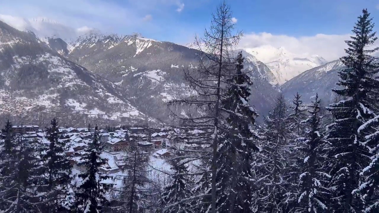 法国阿尔卑斯山的冬季景色，通过滑雪缆车在le Praz村和Courchevel之间移动。视频素材