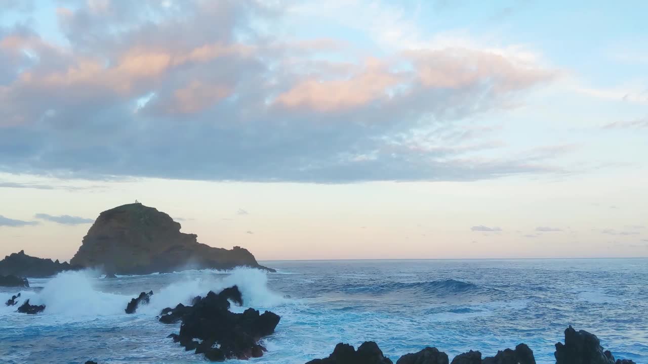 美丽如画的日落在海洋或海上视频素材