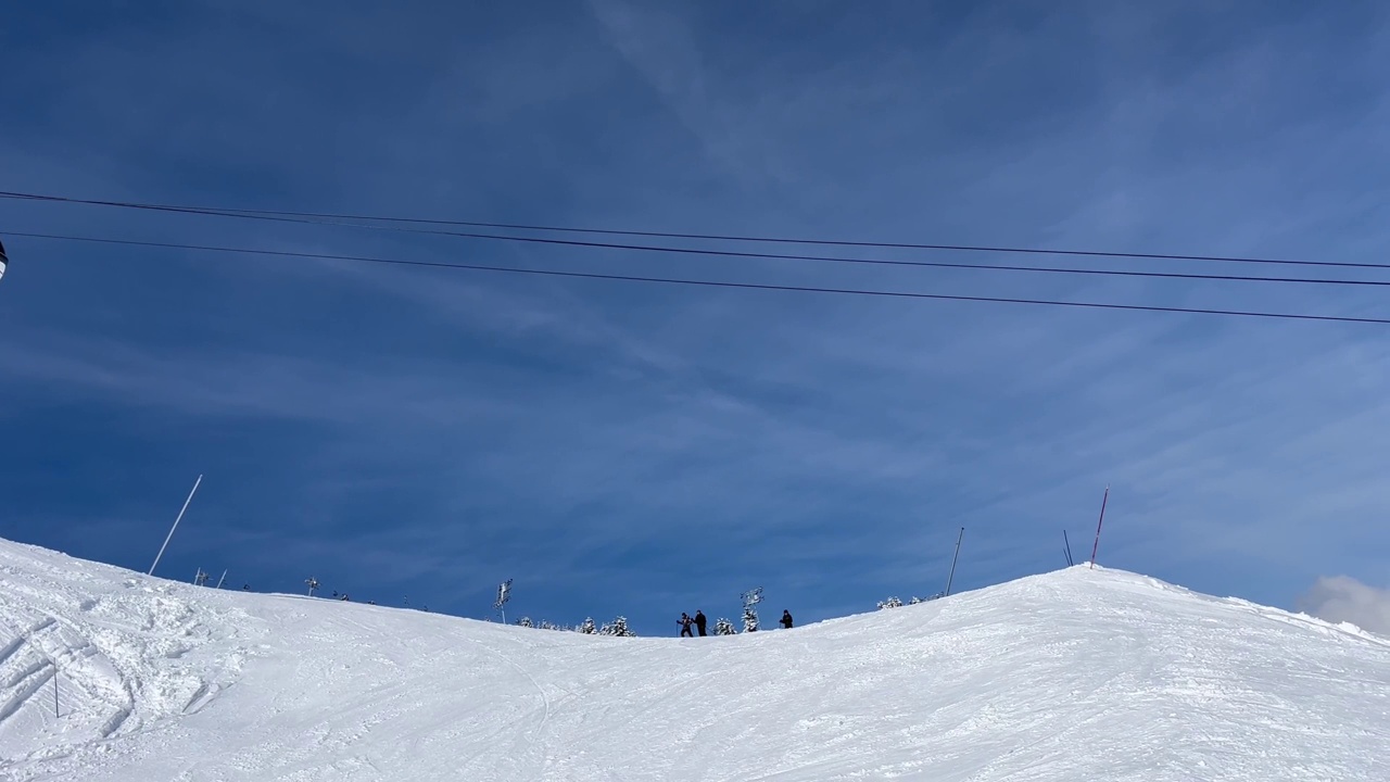 冬季，滑雪胜地Courchevel的滑雪缆车视频素材