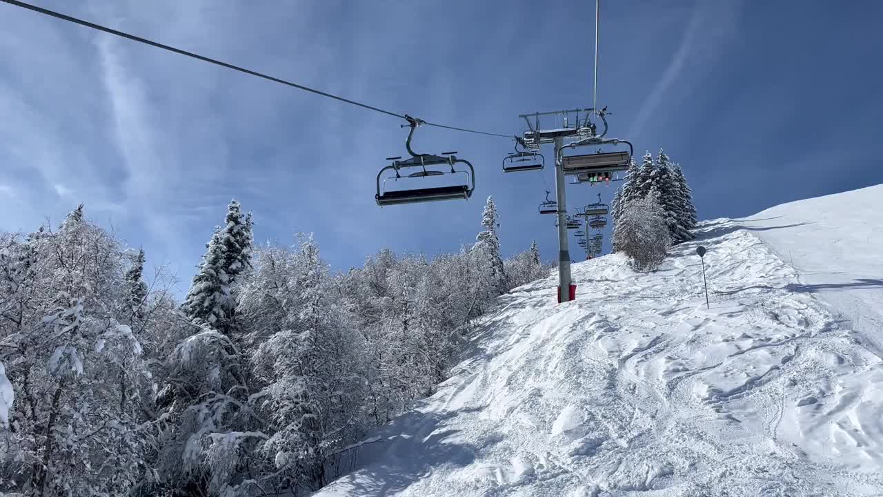 冬天在法国阿尔卑斯山滑雪胜地的缆车上欣赏冬天的景色。视频素材