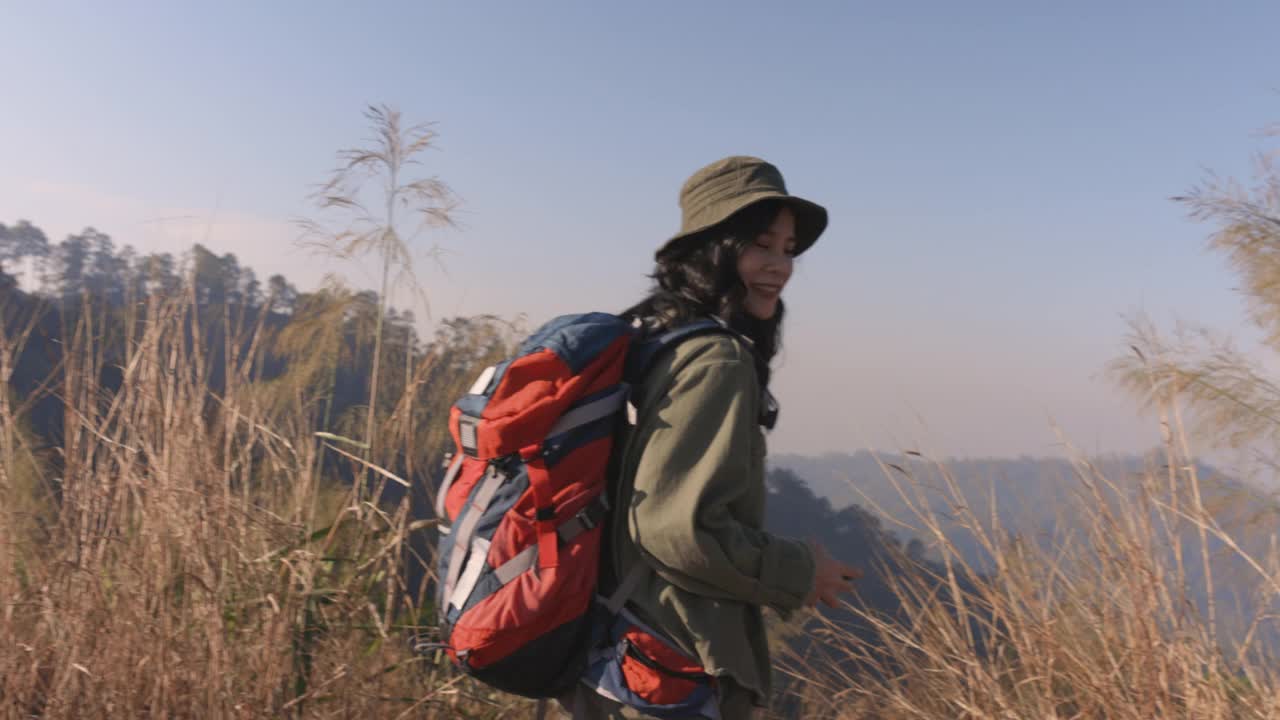 亚洲女性游客在登山时拍照视频素材