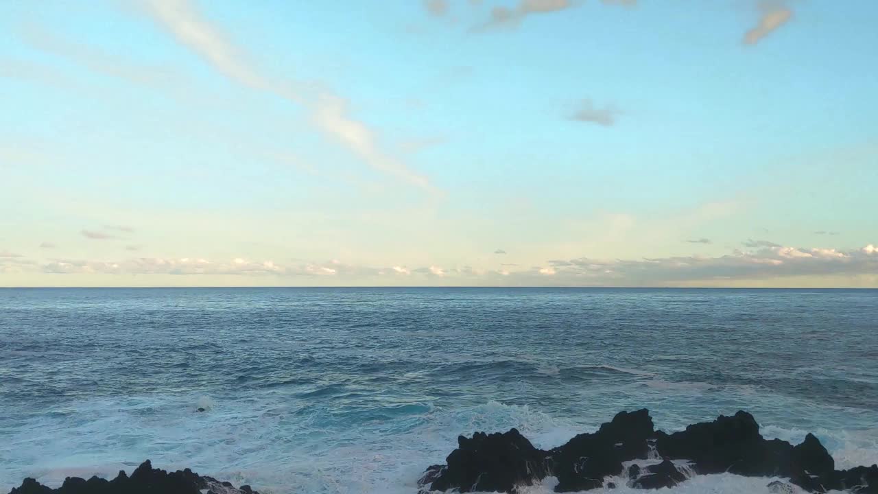 岛岸边的日落。海浪撞击海岸的景象视频素材