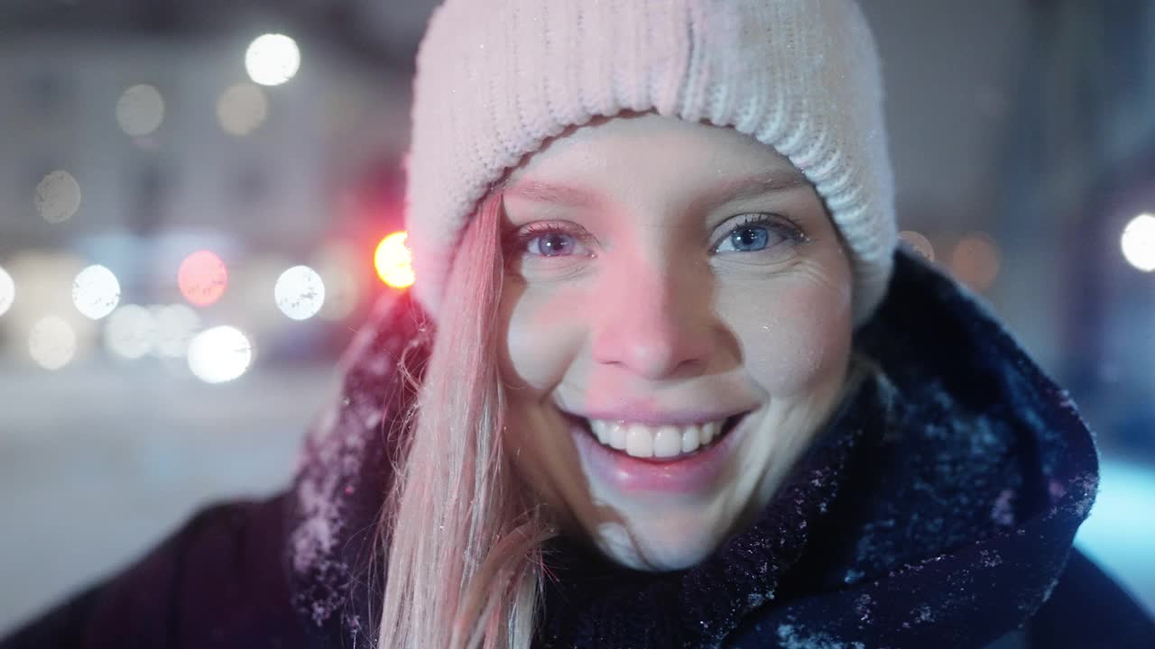 雪地里一个快乐女人的肖像视频素材