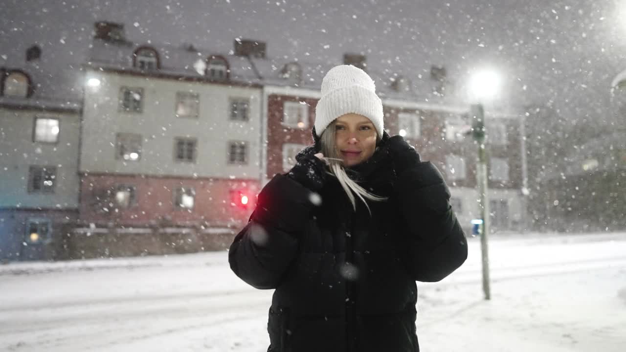 雪地里一个快乐女人的肖像视频素材