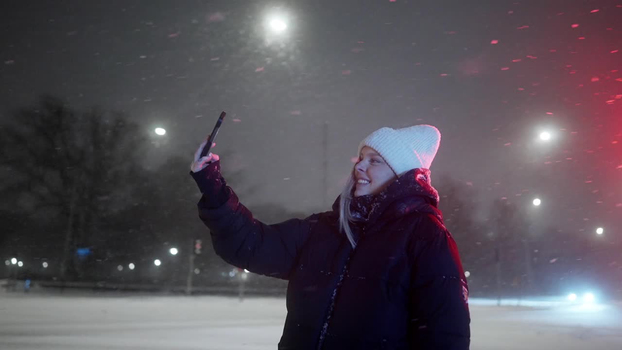 一名女子在雪地里自拍视频素材