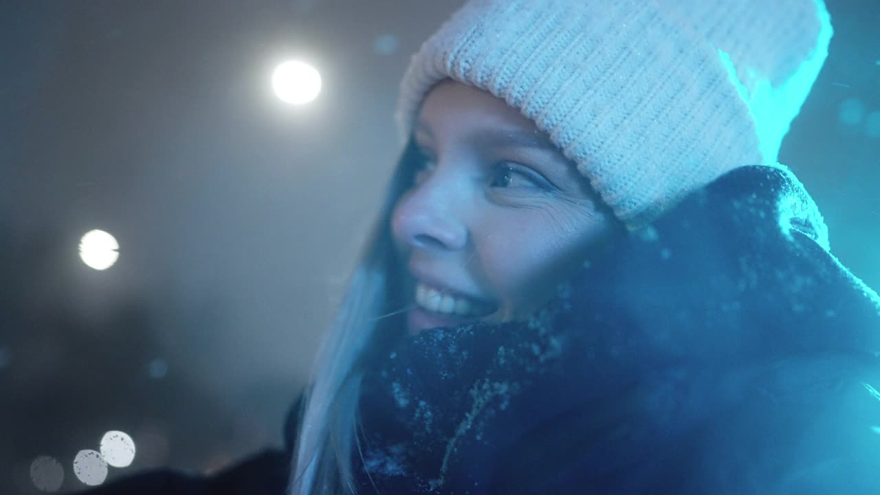 一名女子在雪地里自拍视频素材