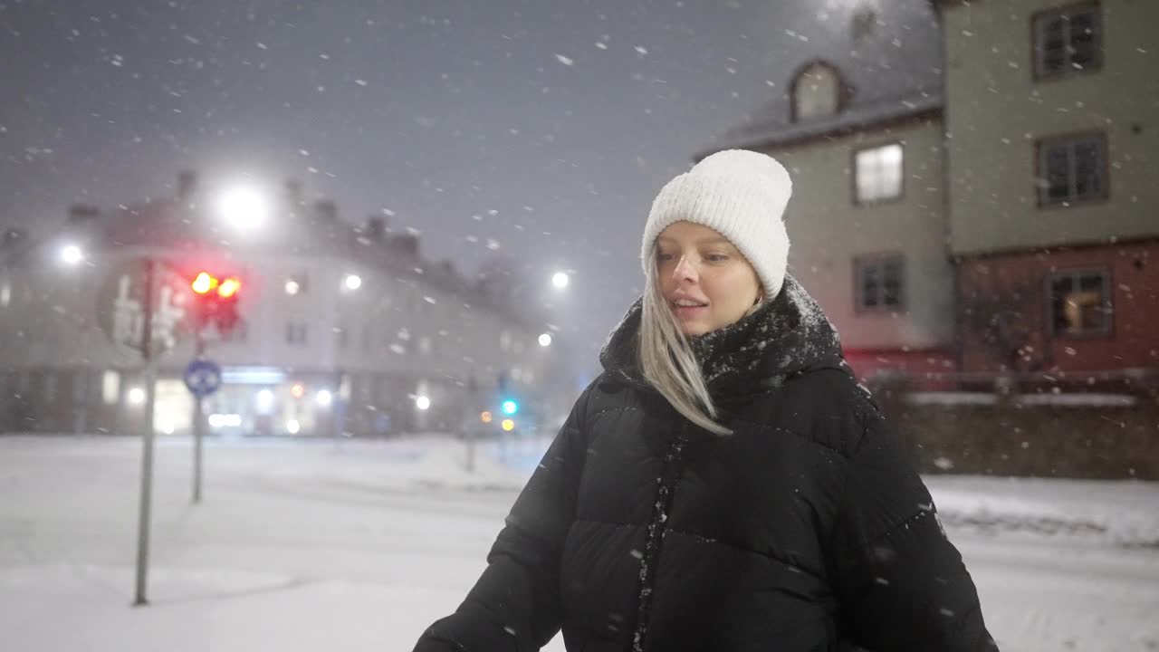 一个女人在雪中过马路视频素材