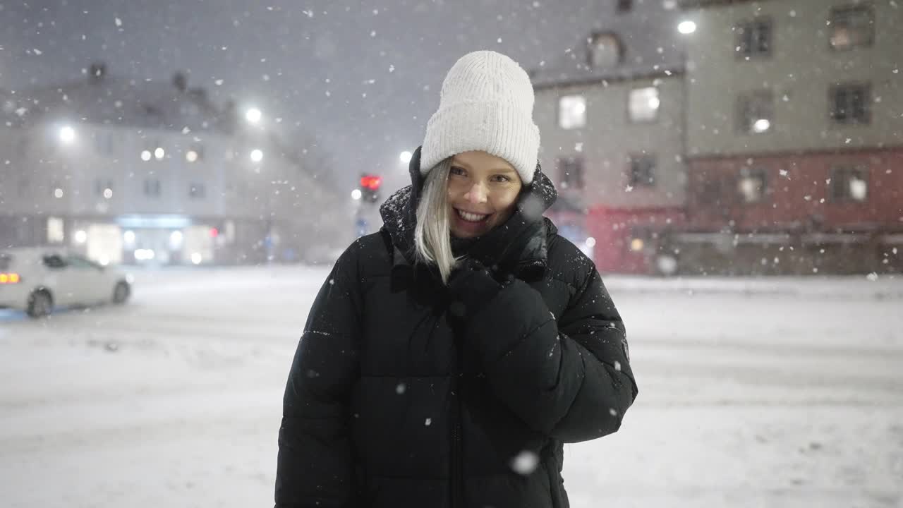 雪地里一个快乐女人的肖像视频素材