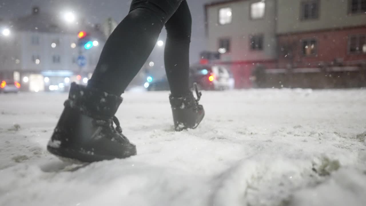 一个女人在暴风雪中过马路视频素材