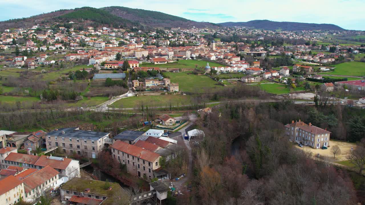 Aerial  of the village Boulieu-lès-Annonay视频下载