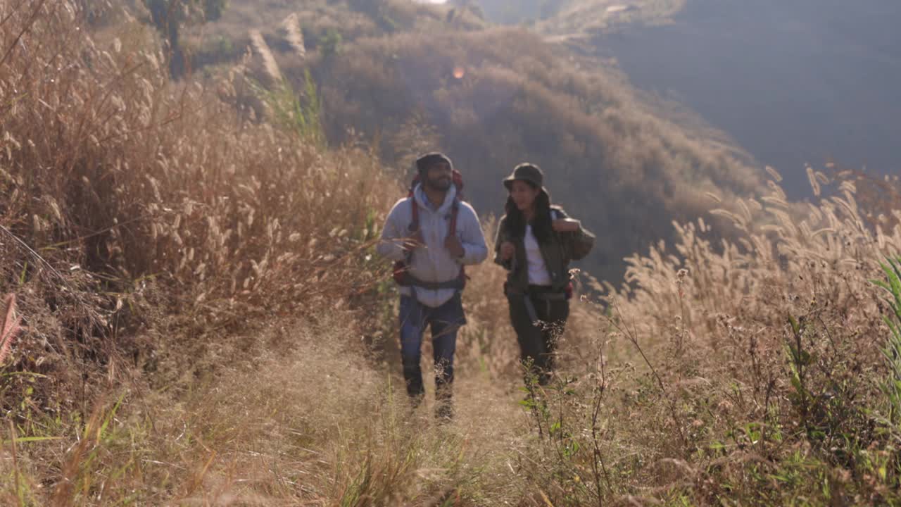 男女亚洲旅行者徒步登山视频素材