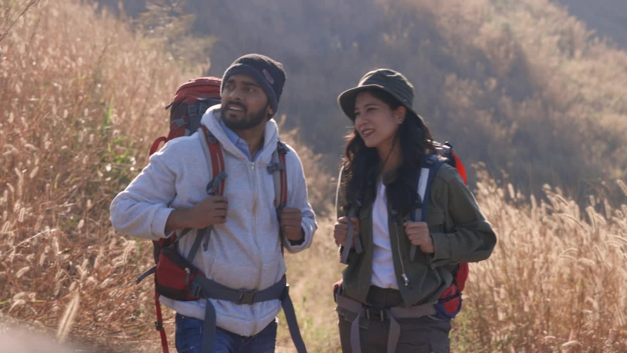 男女亚洲旅行者徒步登山视频素材