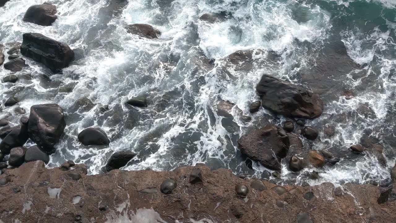 海浪拍打海岸溅起水花。在大海上休息。水和自然的力量视频素材