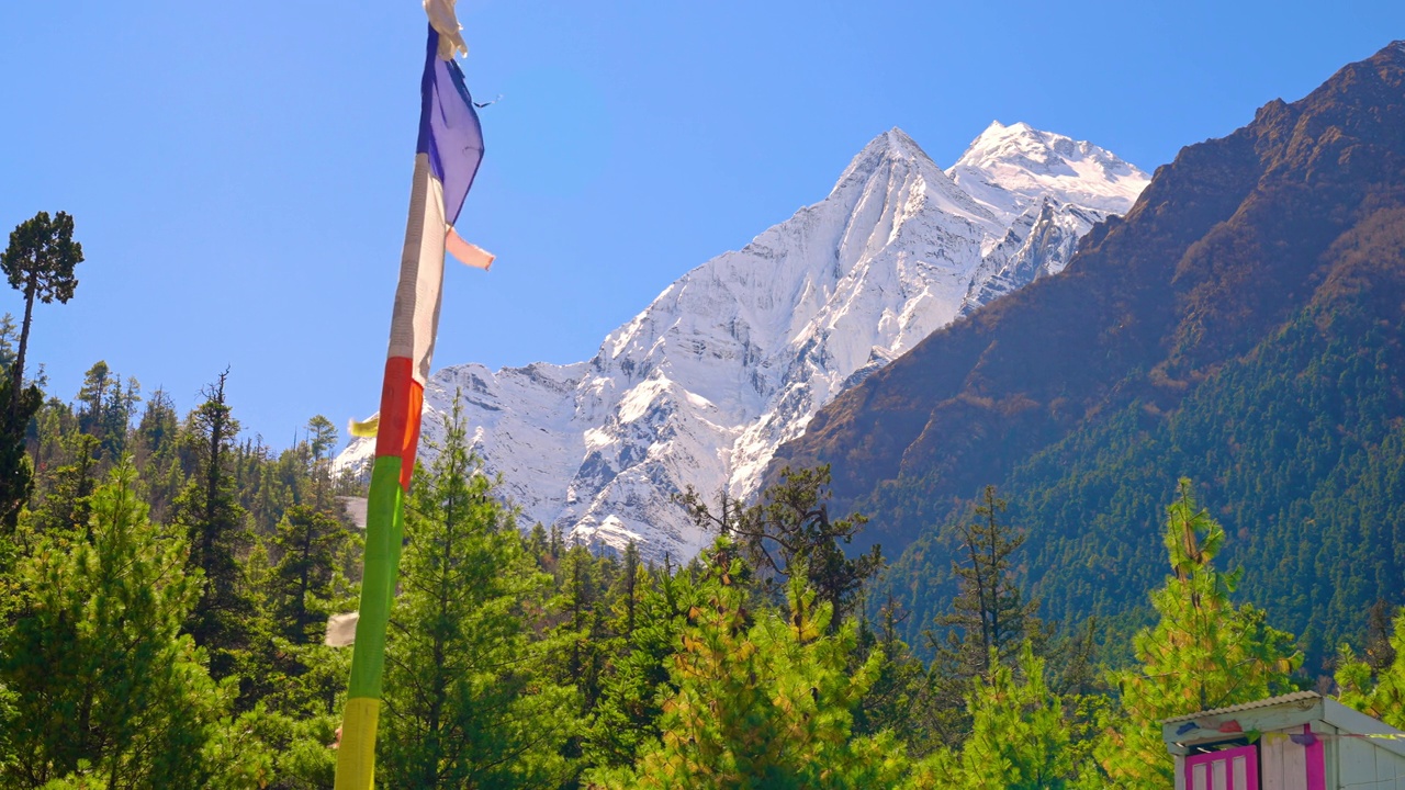 尼泊尔安纳普尔纳山脉的高山景，佛教经幡缓缓飘扬视频素材