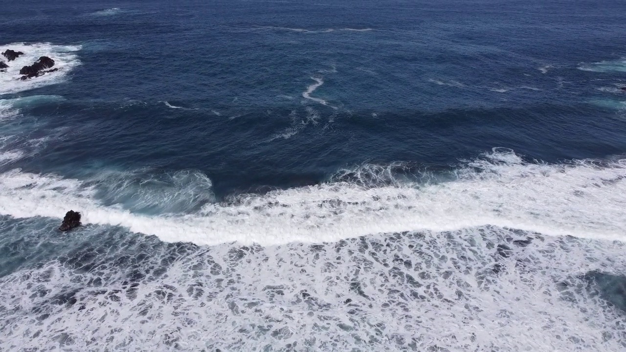 特内里费岛海岸附近大西洋海浪的鸟瞰图视频素材