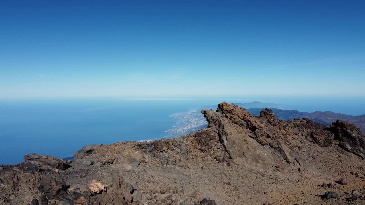 从特内里费岛北岸的Pico de Teide和海洋鸟瞰视频下载