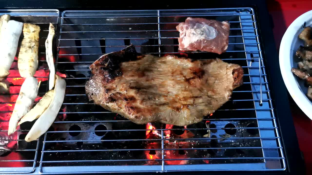 在烤架上烧烤美味的肉和蔬菜视频下载