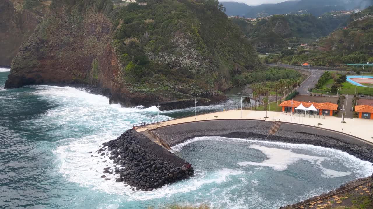 巨大的蓝绿色海浪撞击着岛屿的海岸视频素材