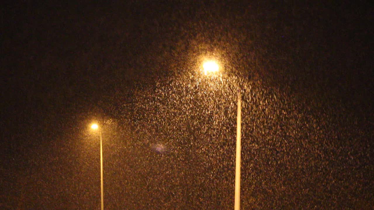 夜间街道下雨或下雪。路灯上的雾。视频素材