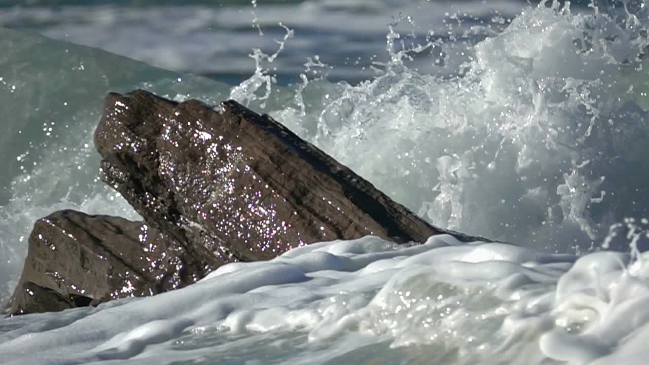 波浪破碎岩视频素材