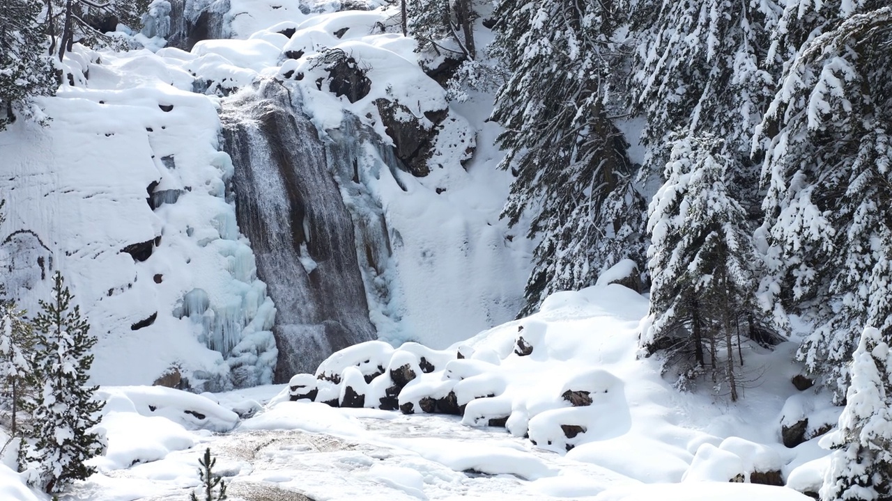 雪山的美丽风景和冰冻的瀑布(变焦，旅行镜头)视频素材