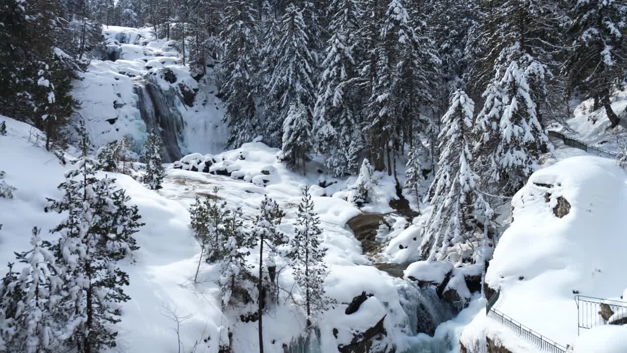 美丽的雪山景观和冰冻的瀑布视频素材