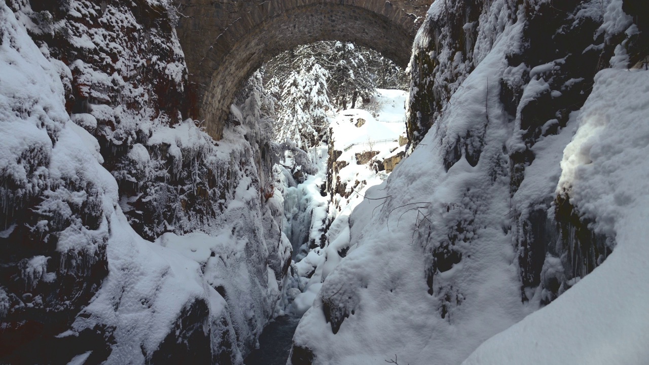 美丽的雪山景观和冰冻的瀑布视频素材