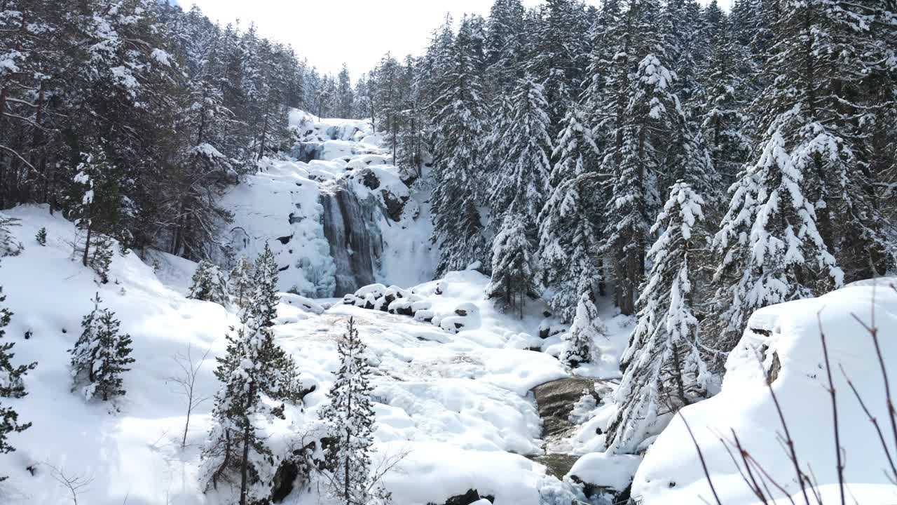 美丽的雪山景观和冰冻的瀑布视频素材