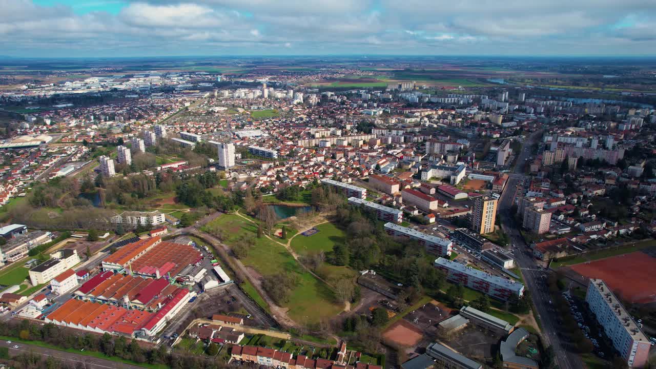 Aerial of the city Chalon-sur-Saône视频下载