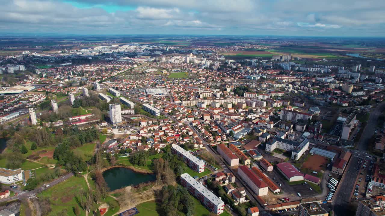 Aerial of the city Chalon-sur-Saône视频下载