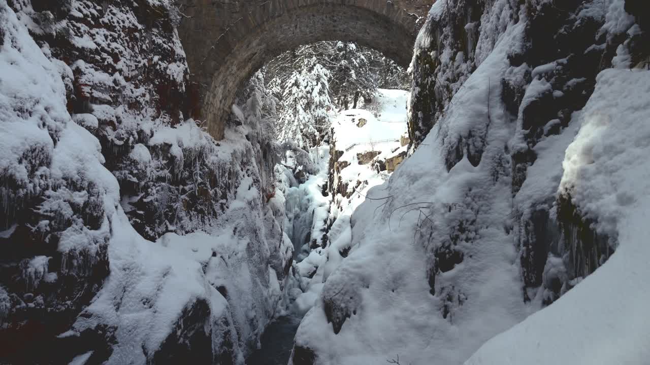 美丽的雪山风景和冰冻的瀑布(慢动作)视频素材