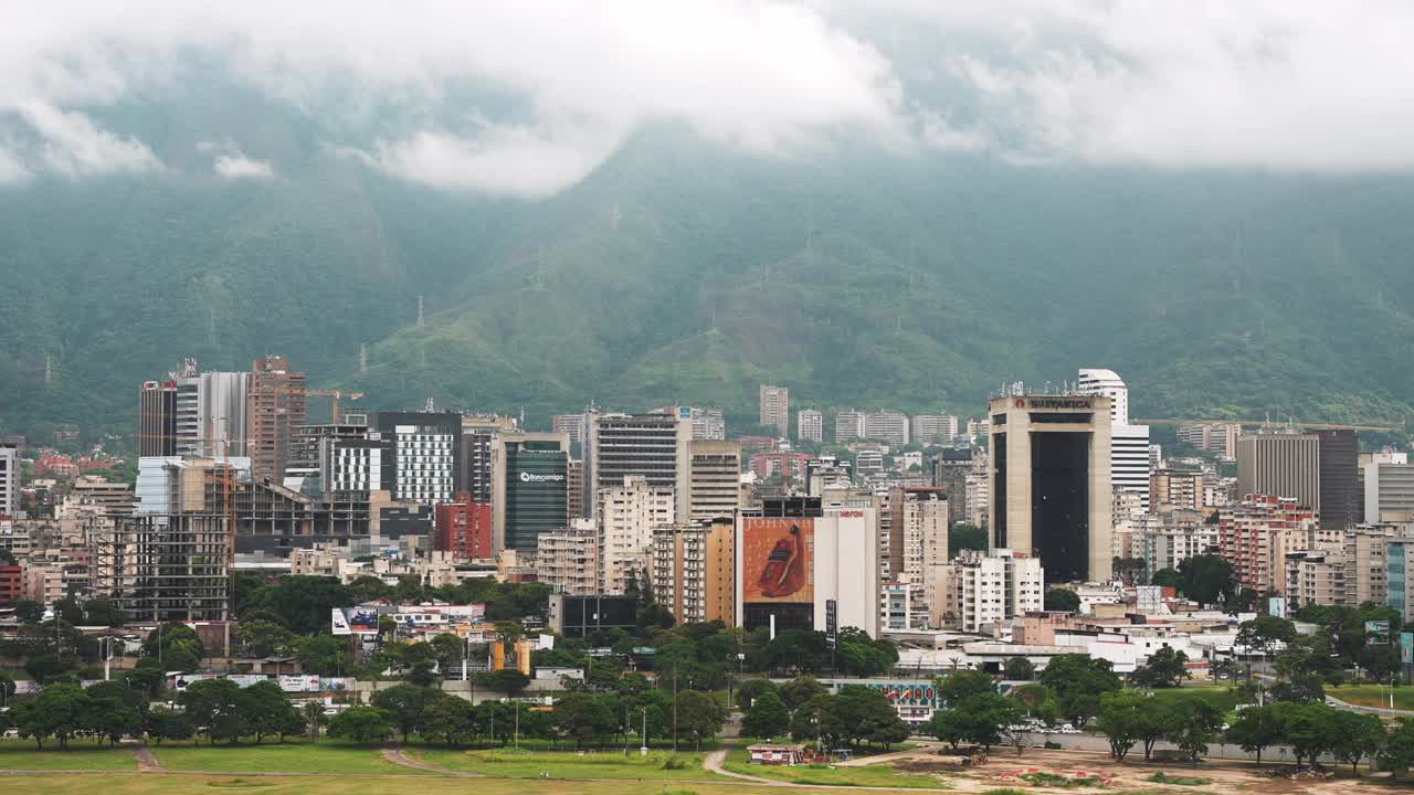 加拉加斯市区的空中静态视图。以群山为背景的高楼大厦。世界上最危险的城市视频素材